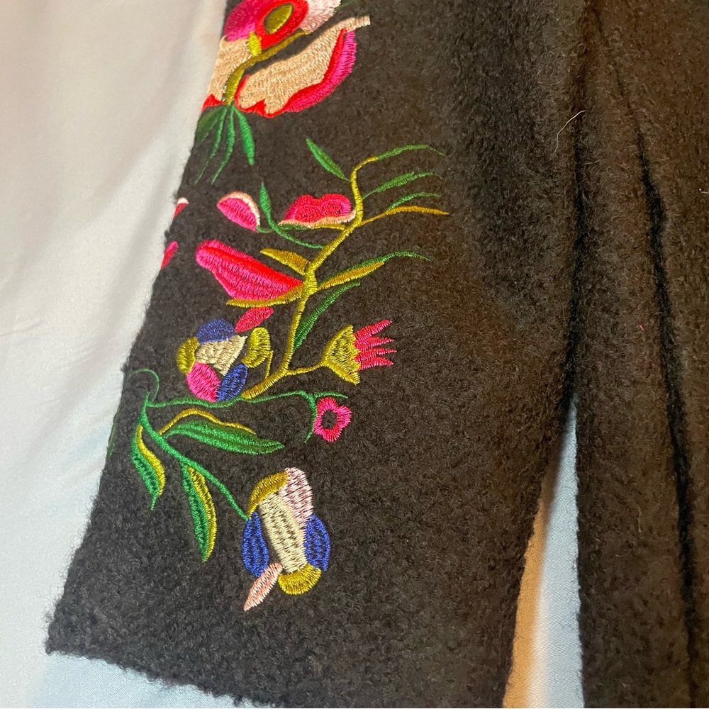 Elegant Vintage Embroidered Floral Black Jacket.
Size XL - Picture 9 of 15